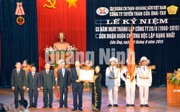 Ngày 20/8/2015, tại TP Cẩm Phả, thừa ủy quyền của Chủ tịch nước, Đồng chí Nguyễn Thị Doan, Ủy viên BCH TƯ Đảng, Phó Chủ tịch Nước đã trao tặng Huân chương Độc lập hạng Nhất cho Công ty Tuyển than Cửa Ông. Ảnh: Đỗ Phương