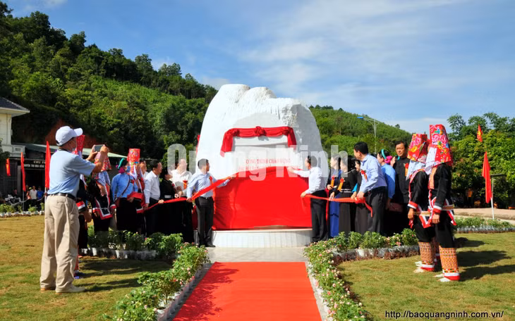 Gắn biển chào mừng Đại hội Đảng bộ tỉnh cho Hệ thống các công trình giao thông kết nối tới 104 thôn, bản huyện Bình Liêu (9-2020). Ảnh: Minh Hà