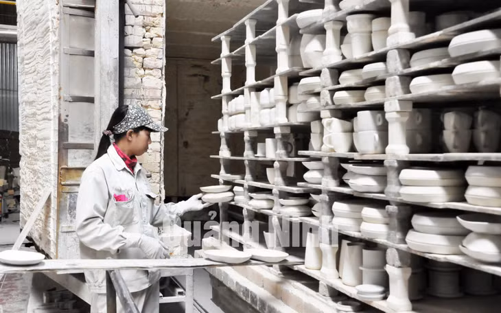 Các sản phẩm gốm sứ được kiểm duyệt chặt chẽ trước khi đưa vào lò nung (12-2017). Ảnh: Minh Đức