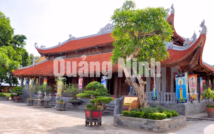 Đại hùng bảo điện của chùa Đống Phúc được làm bằng gỗ và đá khối lớn, tạo vẻ uy nghi, trang trọng.