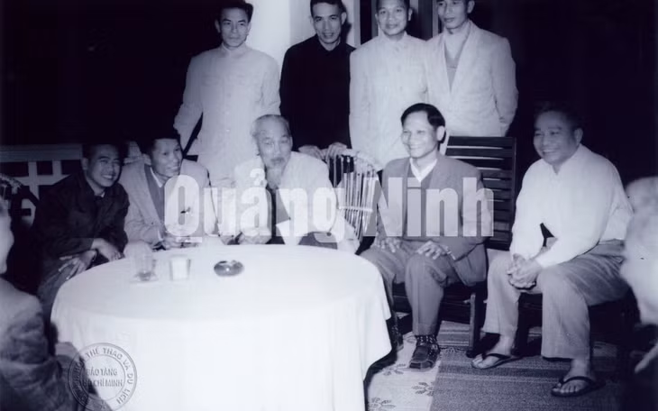 Chủ tịch Hồ Chí Minh cùng các đồng chí lãnh đạo tỉnh Quảng Ninh tại nhà khách Bãi Cháy tối 1-2-1965. Người ngồi thứ 2, phải sang là Bí thư Tỉnh ủy Nguyễn Thọ Trân. Người ngồi thứ 2, trái sang là Chủ tịch Ủy ban Hành chính tỉnh Quảng Ninh Hoàng Chính.