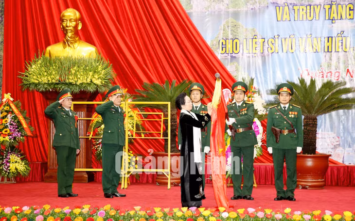 Thừa ủy quyền của Chủ tịch nước, Phó Chủ tịch nước Nguyễn Thị Doan trao danh hiệu Anh hùng LLVTND cho LLVT tỉnh.