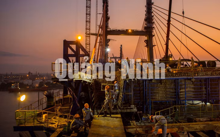 Nhà thầu khẩn chương thi công để kịp tiến độ hợp long (2-2018). Ảnh: Dương Văn Toàn