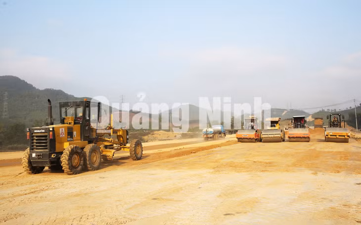 Thi công nền đường tại gói thầu XL-02 (2-2017). Ảnh: Đỗ Phương