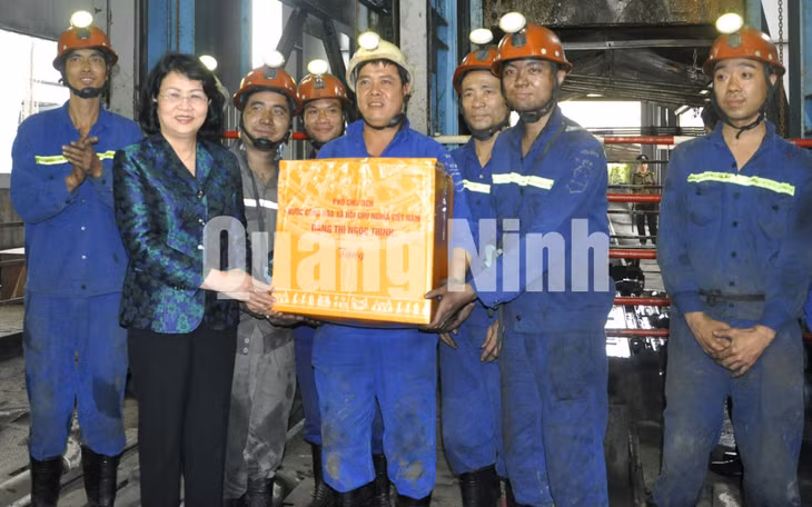 Phó Chủ tịch nước Đặng Thị Ngọc Thịnh tặng quà CBCN-LĐ Công ty CP Than Hà Lầm (11-2018). Ảnh: Hồng Nhung