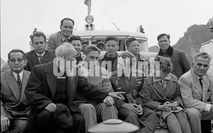 Chủ tịch Hồ Chí Minh chụp ảnh cùng với G.Titov và thủy thủ tầu Hải Lâm.