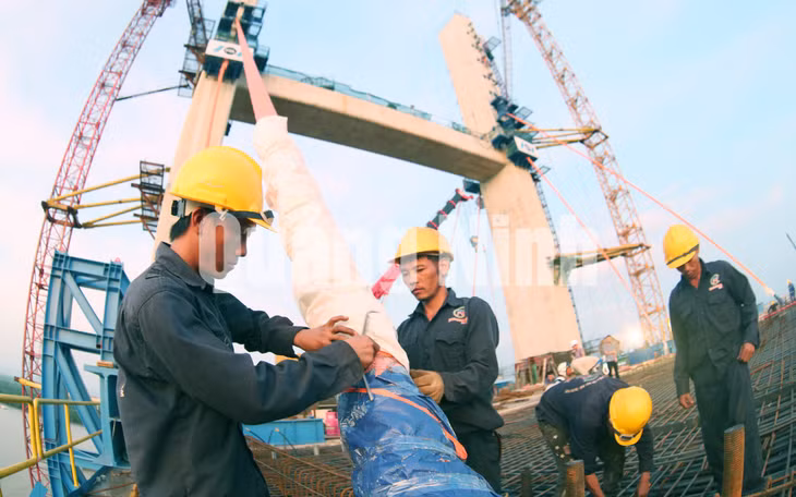 Thi công Dự án Cầu Bạch Đằng, đường dẫn và nút giao cuối tuyến (9-2017). Ảnh: Đỗ Phương