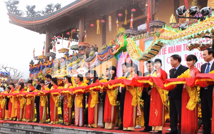 Các đại biểu cắt băng khánh thành chùa Ba Vàng.