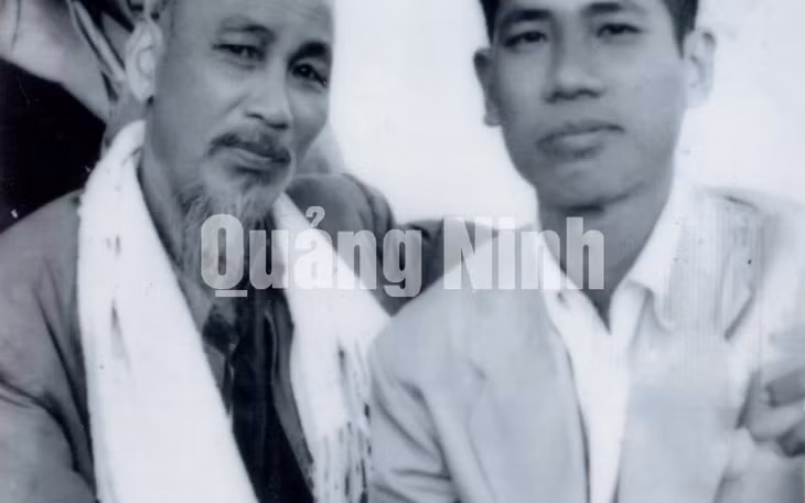 Chủ tịch Hồ Chí Minh chụp ảnh cùng với đồng chí Nguyễn Tuân, Bí thư Khu ủy Hồng Quảng.