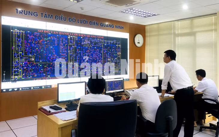 Cán bộ Công ty lực Quảng Ninh trực điều hành đảm bảo cung cấp điện cho các điểm thi (6-2019). Ảnh: Hoàng Nga