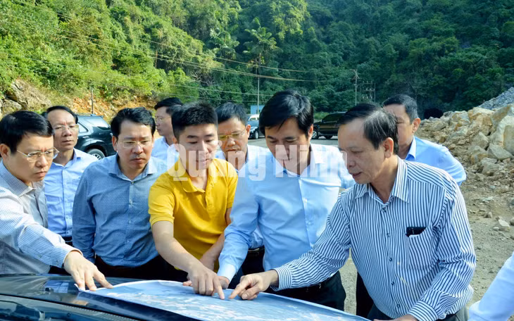 Chủ tịch UBND tỉnh Nguyễn Tường Văn kiểm tra tiến độ thi công tuyến đường bao biển nối TP Hạ Long - TP Cẩm Phả (11-2020). Ảnh: Nguyễn Thanh