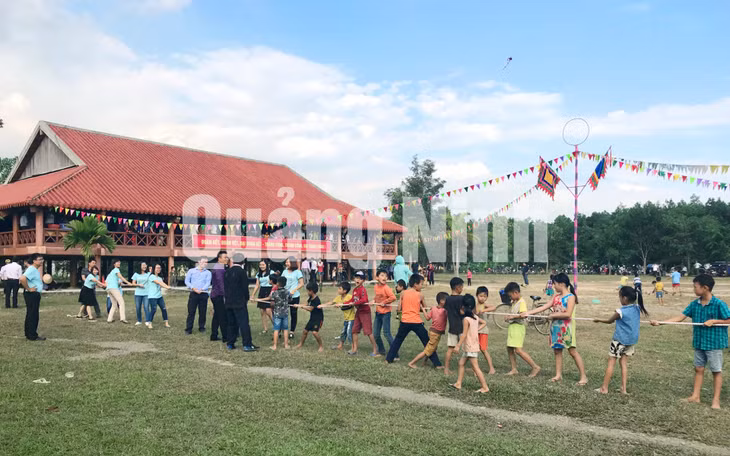 Người dân tham gia các trò chơi dân gian trong Ngày hội Đại đoàn kết toàn dân. Ảnh: Thùy Linh
