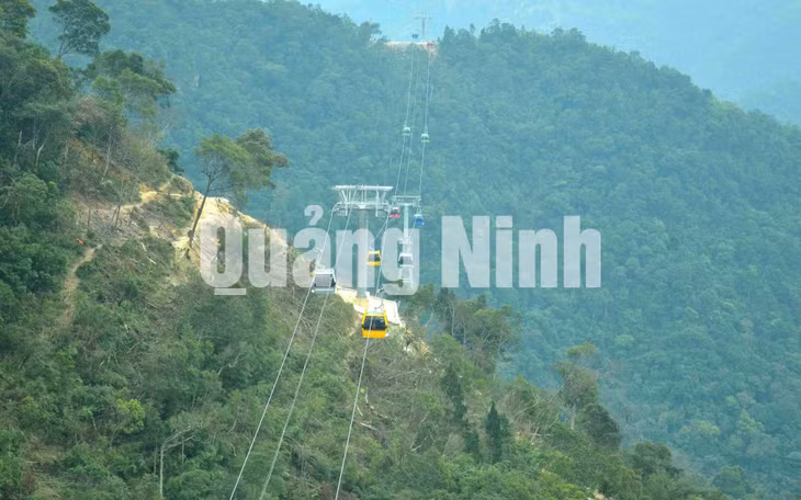 Đường lên Ngọa Vân đã được đầu tư xây dựng hệ thống cáp treo. Ảnh: Phạm Học