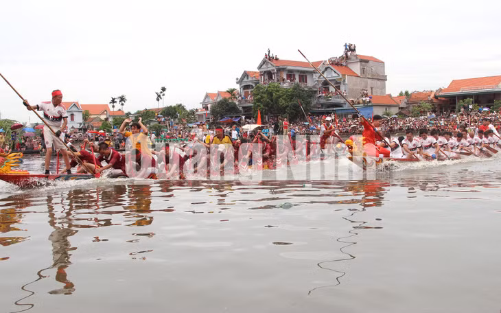 Bơi chải trong Lễ hội Xuống Đồng (7-2017). Ảnh: Lên Biên Thùy - Phòng VHTT Quảng Yên