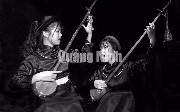 Các cô gái Tày (huyện Bình Liêu) kế nghiệp Hát then, tính tảu (7-2019). Ảnh: Dương Phượng Đại (CTV).