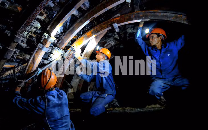 Những người thợ đang củng cố lò tại lò tuynel Tây Khe Sim (11-2019). Ảnh: Phạm Học