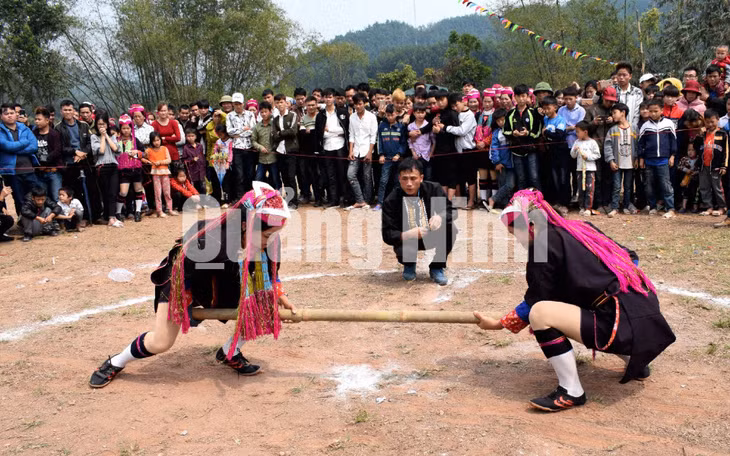 Thi môn đẩy gậy tại lễ hội Văn hóa, thể thao dân tộc Dao xã Hà Lâu lần thứ I-2018. Ảnh: Công Thành