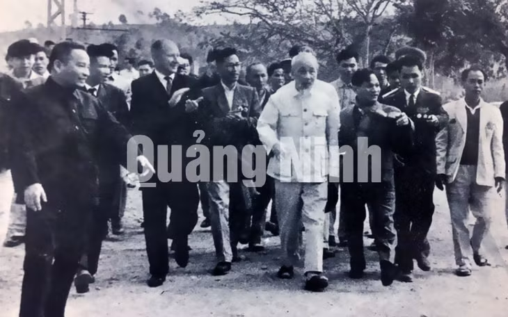 Chủ tịch Hồ Chí Minh thăm, chúc tết nhân dân Uông Bí, công nhân cồn trường xây dựng Nhà máy Điện Uông Bí, mỏ than Vàng Danh, ngày mùng 1 tết Ất Tỵ (2-2-1965).