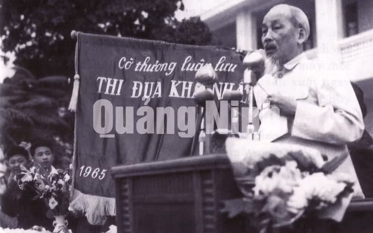 Chủ tịch Hồ Chí Minh và Cờ thưởng luân lưu thi đua khá nhất tặng ngành than.