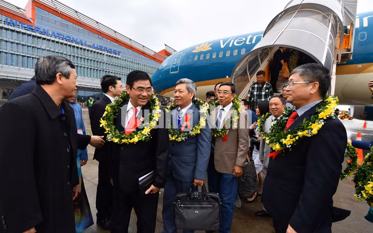 Những vị khách trong chuyến bay đầu tiên từ TP Hồ Chí Minh đến Vân Đồn (30-12-2018). Ảnh: Đỗ Phương