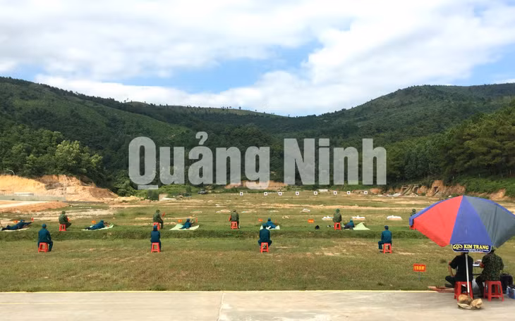Ban CHQS TP Hạ Long huấn luyện bắn súng bộ binh cho lực lượng tự vệ trong các sở, ban, ngành của tỉnh mới được thành lập năm 2018 (9-2018). Ảnh: Vạn Thảo