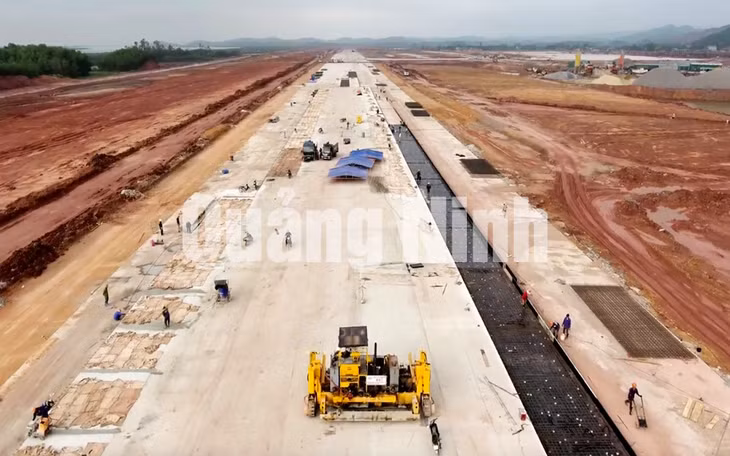 Cảng hàng không Quảng Ninh thi công bê tông mặt đường băng. Ảnh: Đỗ Phương