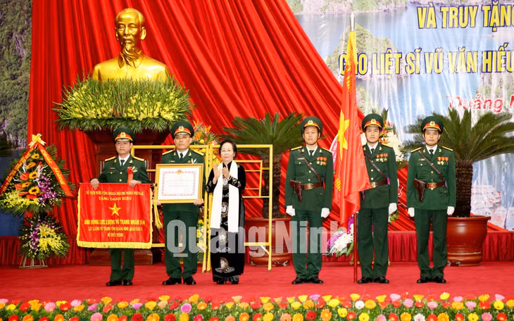 Thừa ủy quyền của Chủ tịch nước, Phó Chủ tịch nước Nguyễn Thị Doan trao danh hiệu Anh hùng LLVTND cho LLVT tỉnh.