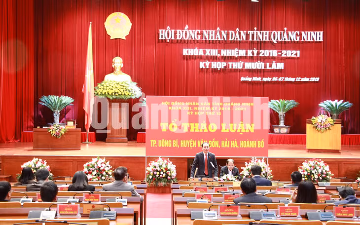 Các đại biểu thảo luận tại tổ (12-2019). Ảnh: Hùng Sơn