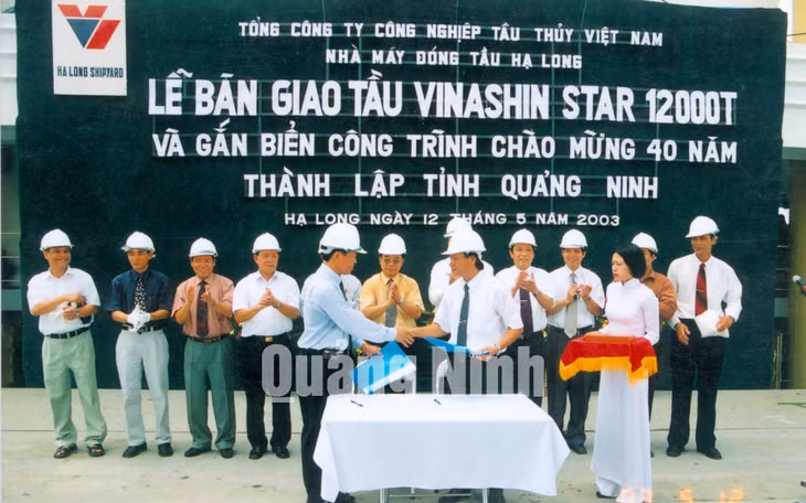 Lãnh đạo Nhà máy bàn giao tàu Vinashin Star 12.000 tấn và gắn biển Công trình chào mừng 40 năm thành lập tỉnh QN (1963-2003).
