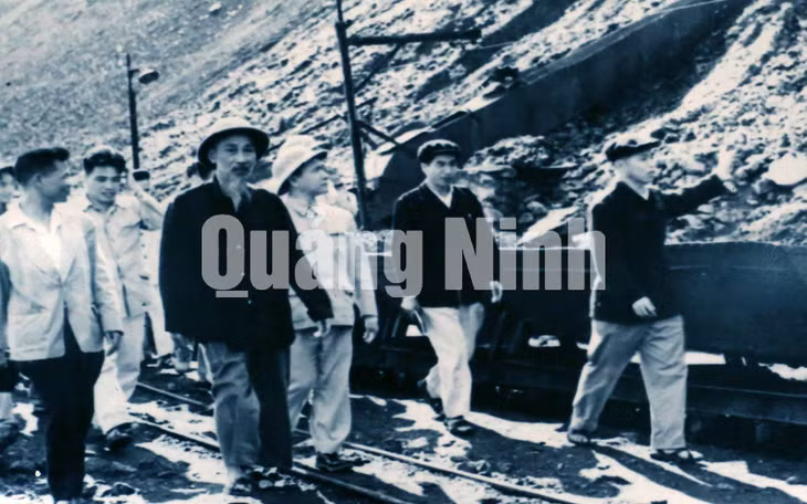 Chủ tịch Hồ Chí Minh thăm mỏ than Đèo Nai (30-3-1959).
