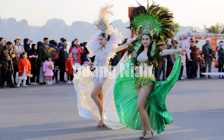 Các vũ công trong trang phục Carnival rực rỡ sắc màu... (1-2021). Ảnh: Minh Hà