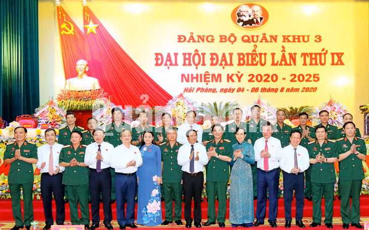 Ban Chấp hành Đảng bộ Quân khu 3 nhiệm kỳ 2020 - 2025 ra mắt Đại hội (8-2020). Ảnh: Văn Đảm