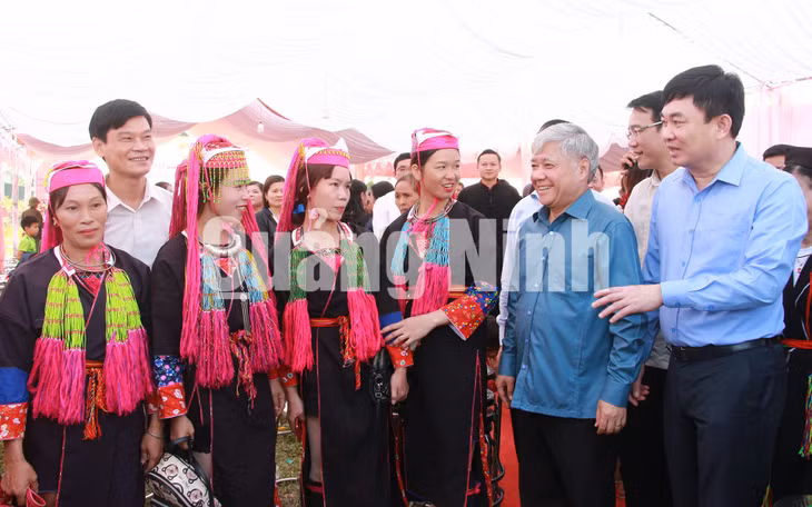 Các đồng chí đại biểu trao đổi, trò chuyện với bà con nhân dân xã Bình Dân (11-2019). Ảnh: Mạnh Trường