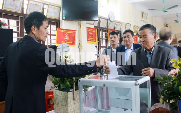 Đại hội Chi bộ thôn Đông Hải (xã Đông Xá, huyện Vân Đồn) nhiệm kỳ 2020-2022, bầu Bí thư Chi bộ thôn (1-2020). Ảnh: Mạnh Trường