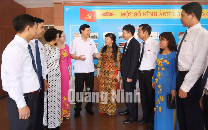 Đồng chí Nguyễn Đức Long, Phó Bí thư Tỉnh uỷ, Chủ tịch UBND tỉnh trò chuyện với các đại biểu tham dự đại hội.