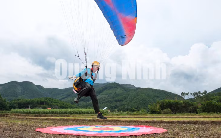 Các vận động viên tham gia thi đấu tại Giải dù lượn Năm Du lịch quốc gia 2018 – Hạ Long – Quảng Ninh được tổ chức tại xã Sơn Dương, huyện Hoành Bồ (7-2018). Ảnh: Khánh Giang