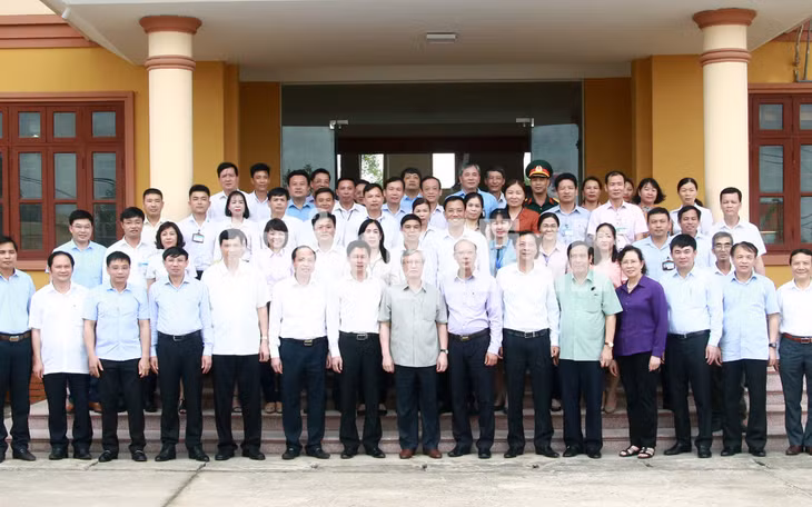 Các đại biểu chụp ảnh lưu niệm (4-2019). Ảnh: Mạnh Trường