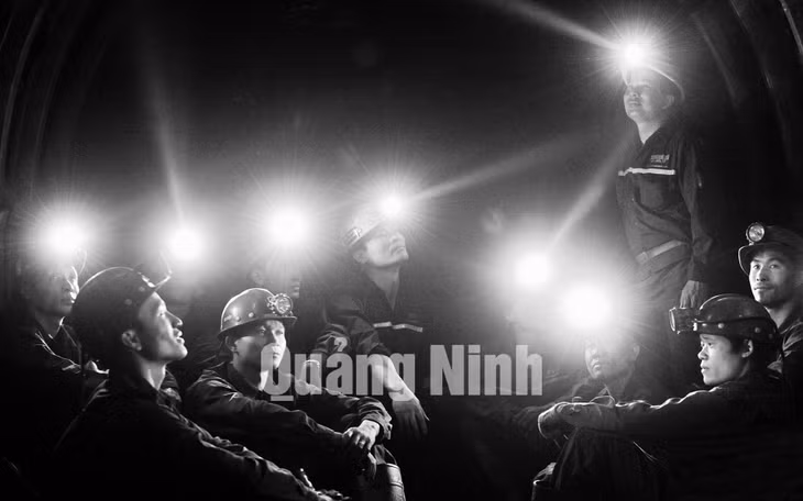 Tác phẩm “Công nhân mỏ”. Ảnh: CTV Mạnh Hùng