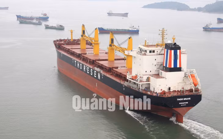 Tàu chở hàng 53.000 tấn xuất khẩu sang Thái Lan.