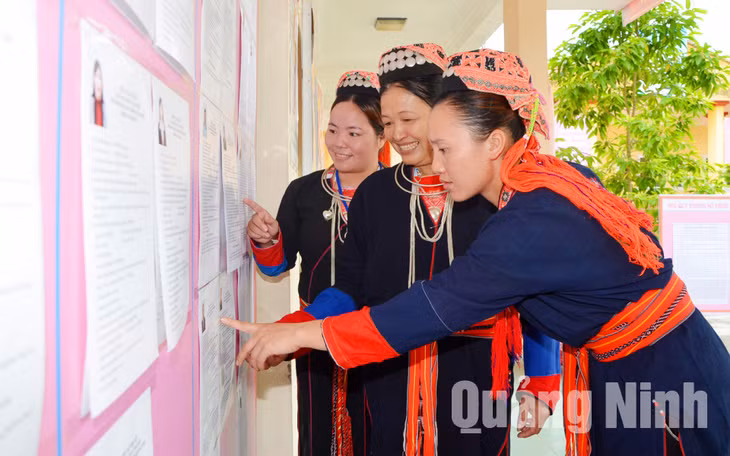 Cử tri xã Bằng Cả, huyện Hoành Bồ tìm hiểu kỹ tiểu sử của từng ứng cử viên để bầu ra những người xứng đáng nhất. Ảnh: Tạ Quân