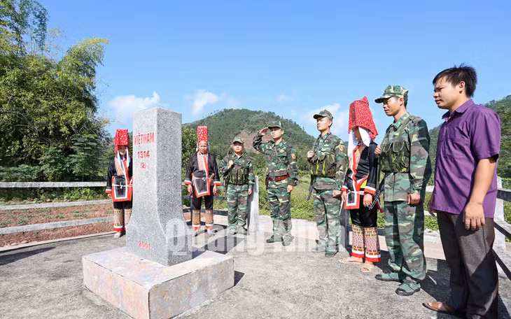 Chiến sĩ Đồn Biên phòng cửa khẩu Hoành Mô phối hợp cùng nhân dân xã Hoành Mô, Bình Liêu tuần tra, bảo vệ cột mốc biên cương (2-2020). Ảnh: Hùng Sơn