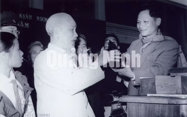 Đòng chí Nguyễn Thọ Chân, Bí thư Tỉnh ủy Quảng Ninh biếu Bác Hòn than đầu tiên của kế hoạch khai thác năm 1965 vì miền Nam ruột thịt.