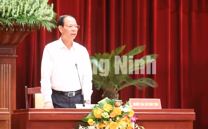 Đồng chí Nguyễn Ngọc Thu, Giám đốc Sở TNMT trả lời chất vấn của đại biểu HĐND tỉnh (7-2020). Ảnh: Đỗ Phương