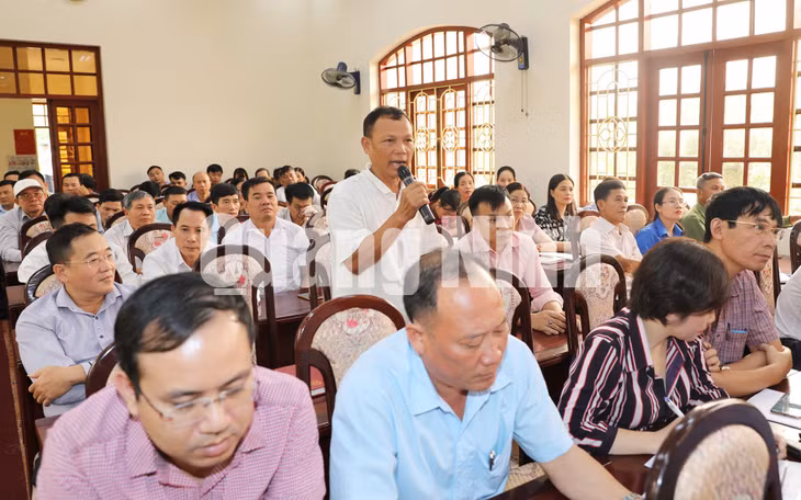 Cử tri TX Quảng Yên kiến nghị tại buổi tiếp xúc (10-2019). Ảnh: Đỗ Phương