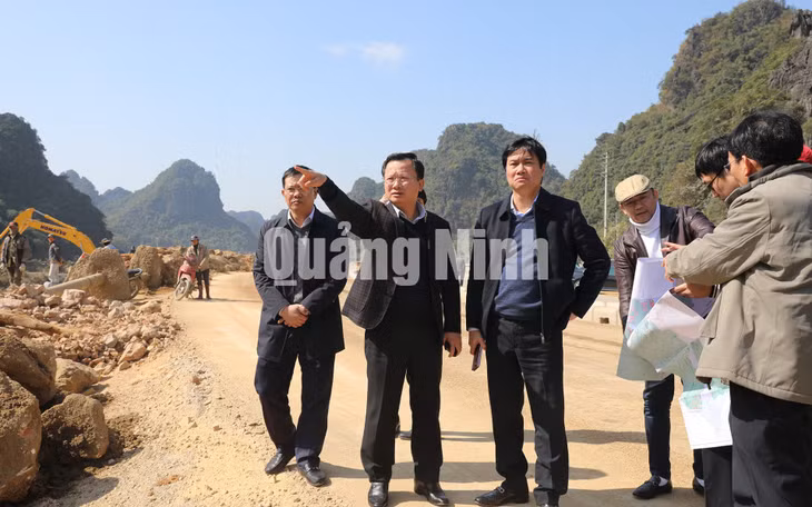 Đồng chí Nguyễn Tường Văn, Chủ tịch UBND tỉnh kiểm tra, rà soát thực hiện quy hoạch (1-2021). Ảnh: Đỗ Phương