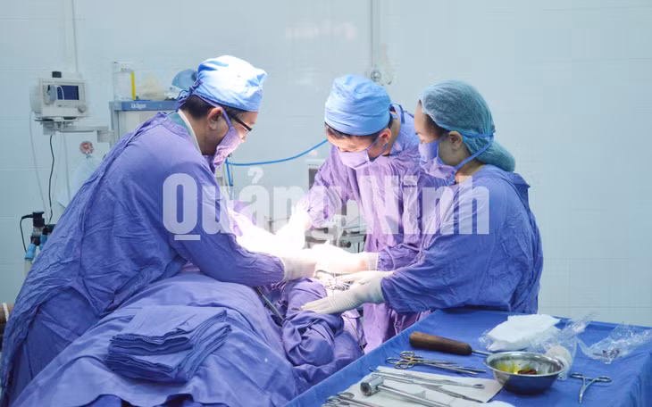 Phẫu thuật xương cánh tay tại Bệnh viện Đa khoa khu vực Tiên Yên. Ảnh: Quỳnh Hương