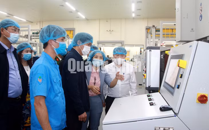 Chủ tịch UBND tỉnh Nguyễn Tường Văn nghe doanh nghiệp báo cáo quy trình, công nghệ sản xuất tại Công ty TNHH Texhong Liên Hợp Việt Nam (2-2021). Ảnh: Mạnh Trường