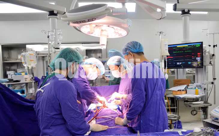 Thực hiện ca mổ tim hở tại BVĐK tỉnh (7-2020). Ảnh: Nguyễn Hoa