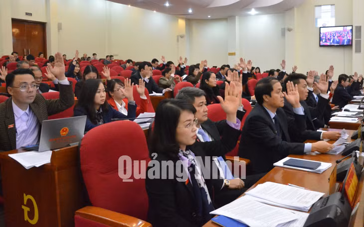 Đại biểu biểu quyết thông qua các nghị quyết tại kỳ họp.