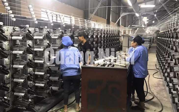 Phân xưởng sản xuất sợi nhựa từ hạt nhựa tổng hợp của Công ty TNHH Bao bì quốc tế Bình An Việt Nam (9-2018). Ảnh: Khánh Giang